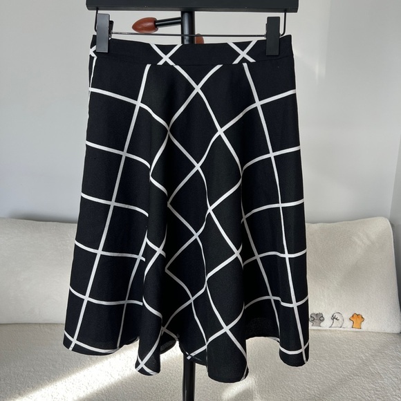 WITH SONG Black & White Grid Pattern A-Line Skirt, Size 155/62A - Picture 3 of 4